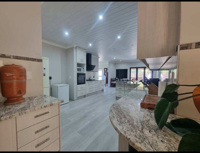4 BEDROOM HOUSE FOR SALE IN DANA BAY